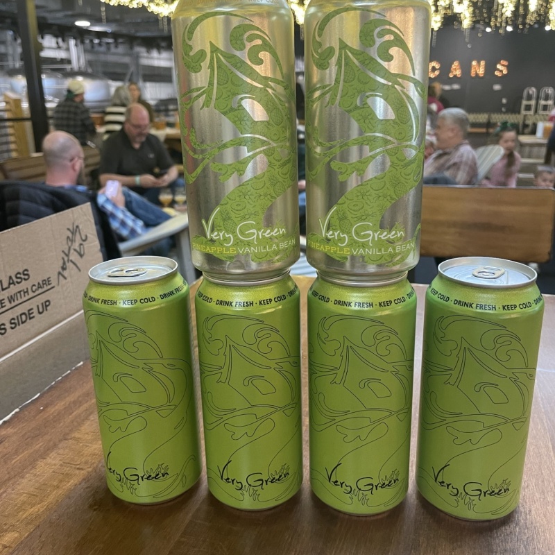 Tree House Brewing 2 * VERY GREEN PINEAPPLE VANILLA BEAN & 4 VERY GREEN - 6 CANS 02/13/2026